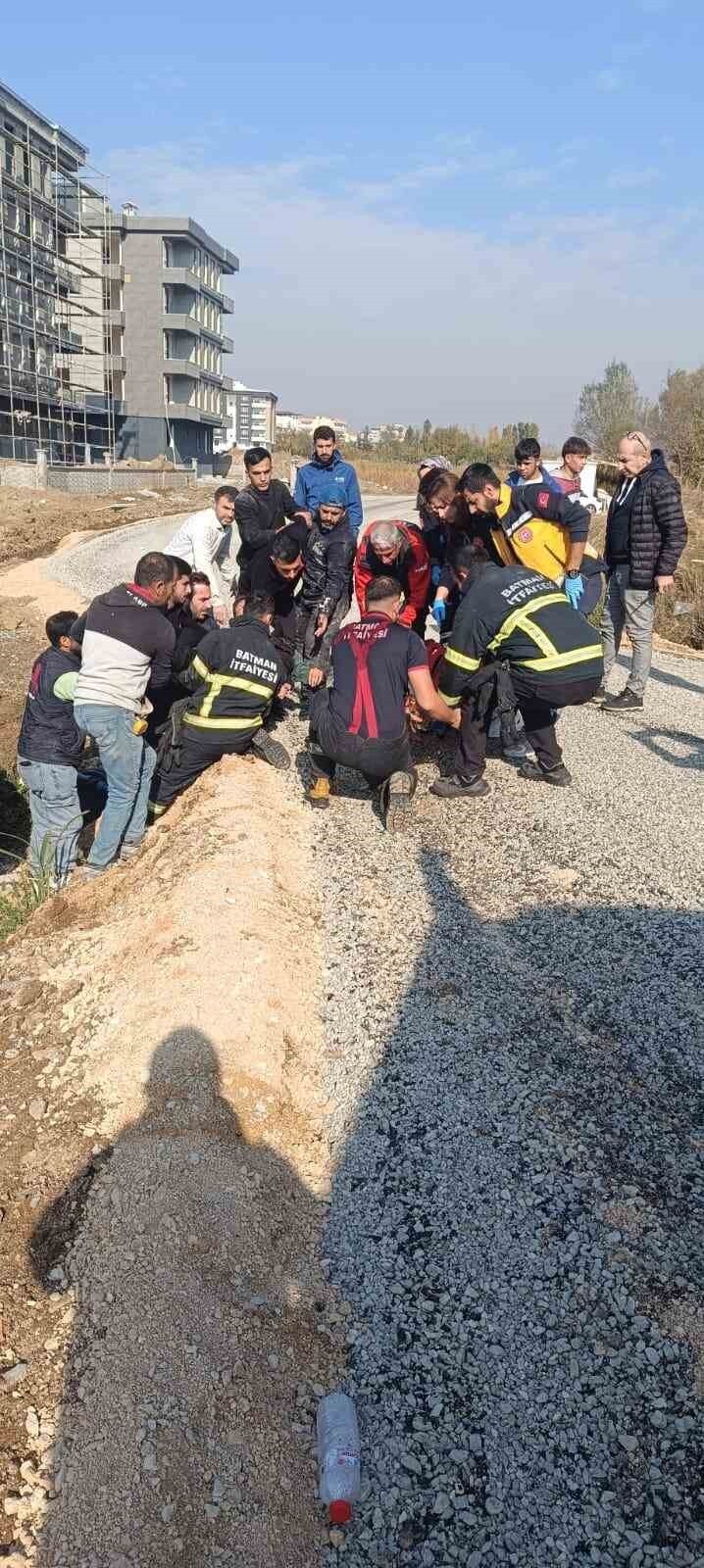 BATMAN’DA SÜRÜCÜSÜNÜN DİREKSİYON HAKİMİYETİNİ KAYBETTİĞİ OTOMOBİL SU KANALINA DÜŞTÜ. KAZADA...