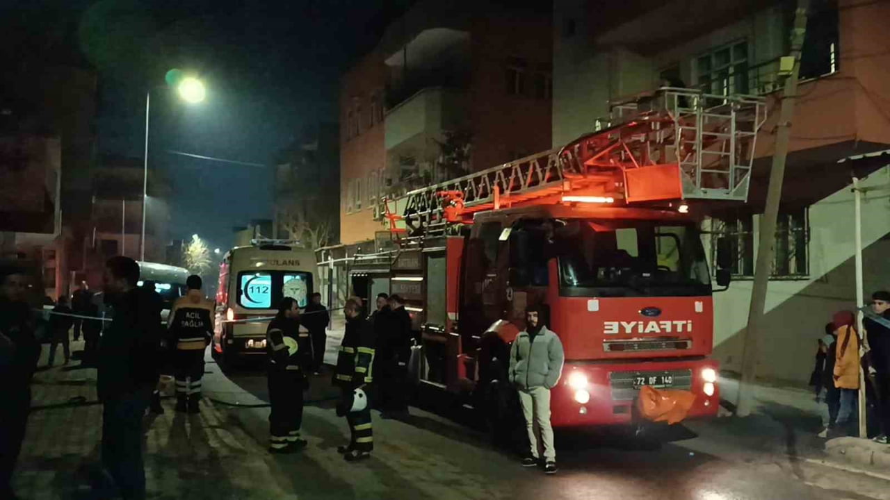 BATMAN’DA TEK KATLI EVDE ÇIKAN YANGINDA EVDE BULUNAN VE YATALAK OLDUĞU ÖĞRENİLEN 85 YAŞINDAKİ...