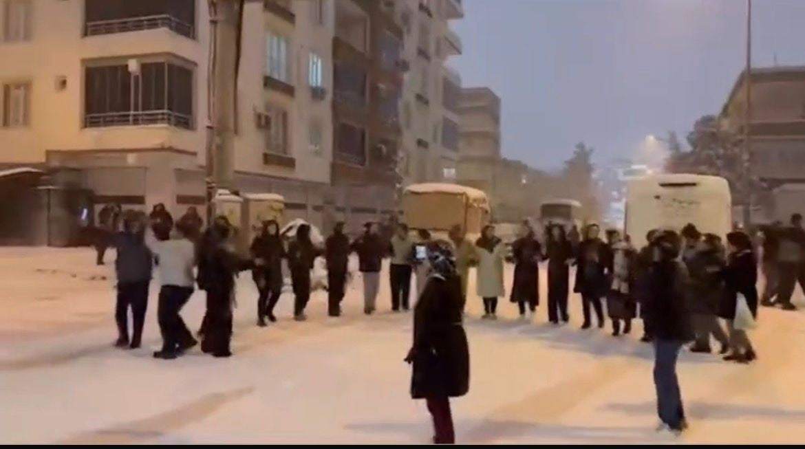 BATMAN’DA YAKLAŞIK 10 YIL ARANIN ARDINDAN YAĞAN KAR, KENTTE BÜYÜK SEVİNÇ OLUŞTURDU. İKİ GÜN...