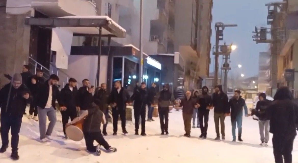 BATMAN’DA YAKLAŞIK 10 YIL ARANIN ARDINDAN YAĞAN KAR, KENTTE BÜYÜK SEVİNÇ OLUŞTURDU. İKİ GÜN...