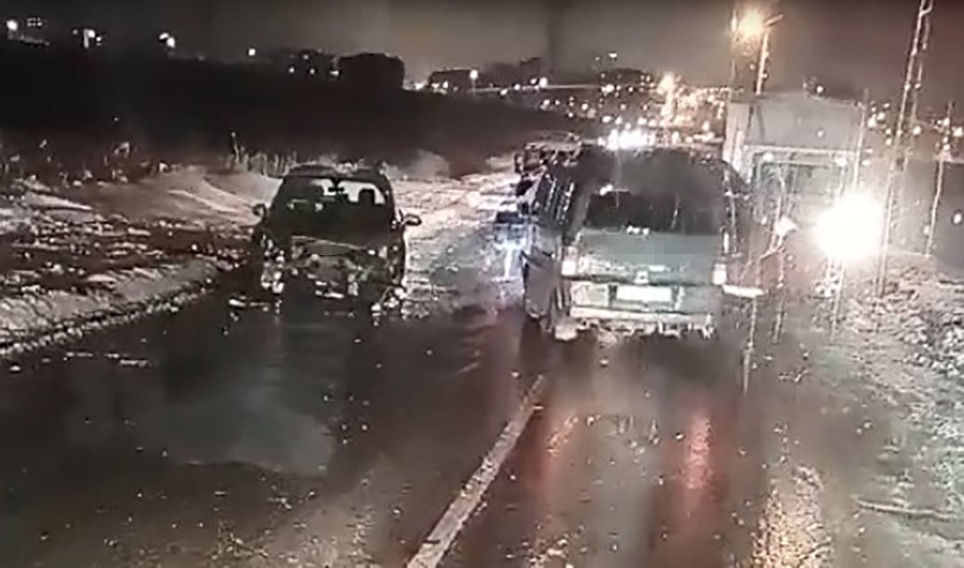 BATMAN’DA YOĞUN KAR YAĞIŞI SONRASI MEYDANA GELEN BUZLANMA SONUCU TRAFİK KAZASI MEYDANA GELDİ.