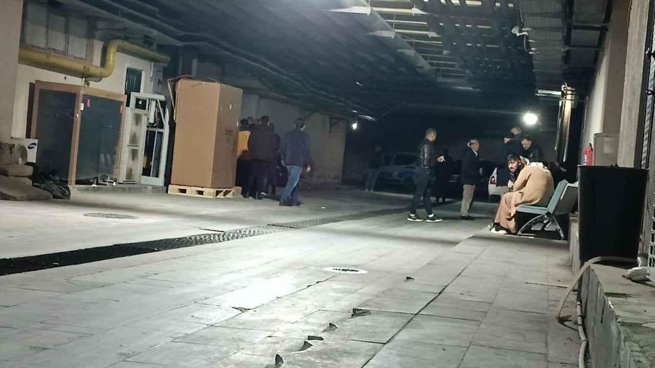 BATMAN’IN BEŞİRİ İLÇESİNE BAĞLI SAMANLI KÖYÜNDE DAMDA KAR TEMİZLEMEYE ÇALIŞIRKEN DÜŞEN 77...