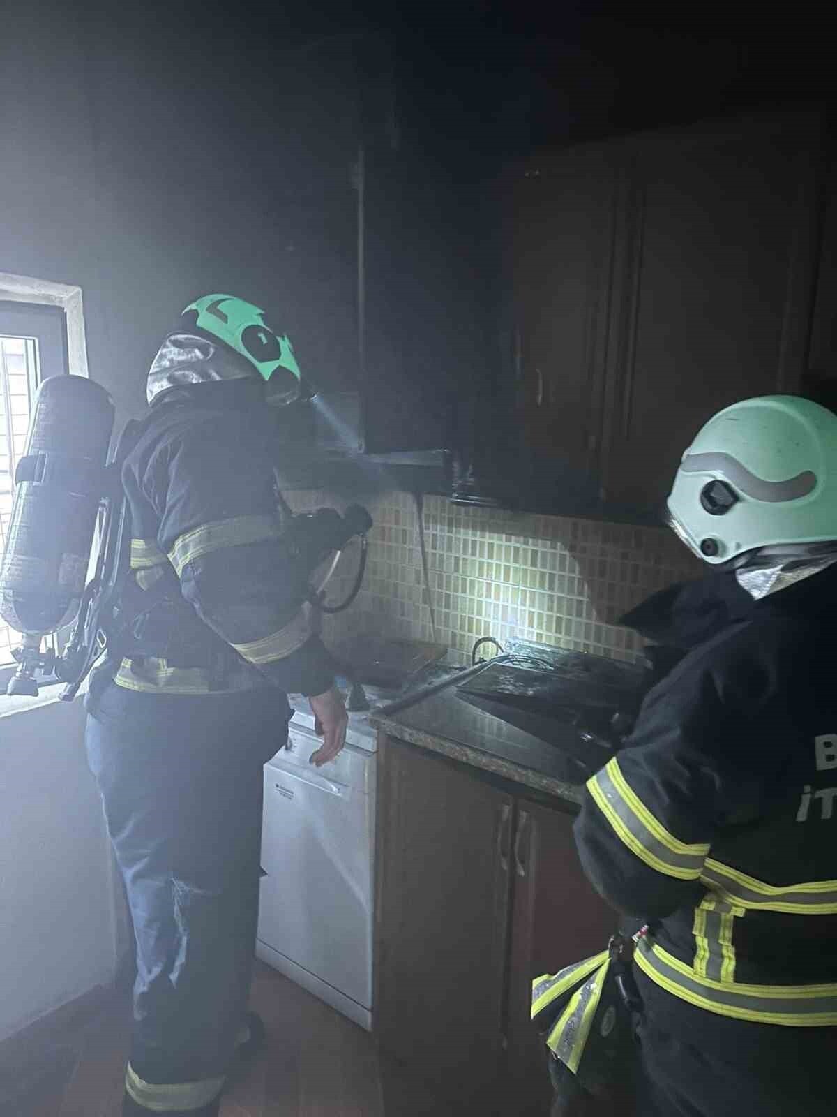 BATMAN’IN CUMHURİYET MAHALLESİ’NDE BİR EVDE ÇIKAN YANGIN, İTFAİYE EKİPLERİNİN HIZLI MÜDAHALESİYLE...