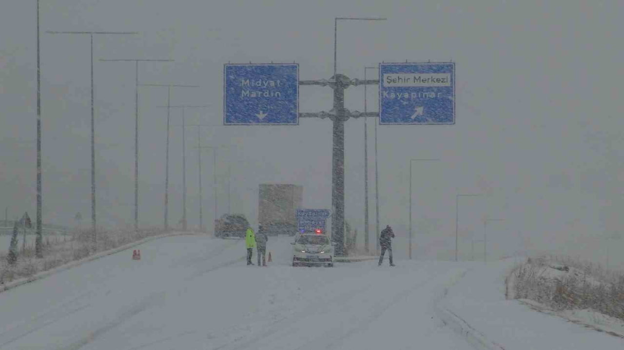 BATMAN’IN GERCÜŞ İLÇESİNDE BULUNAN AYRANCI RAMPASI YOĞUN KAR YAĞIŞI NEDENİ İLE ULAŞIMA...