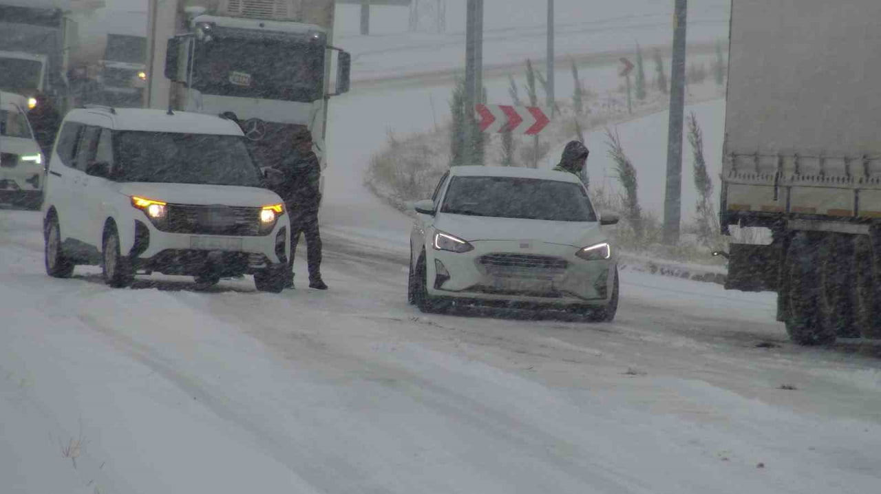 BATMAN’IN GERCÜŞ İLÇESİNDE ETKİLİ OLAN TİPİ VE KAR YAĞIŞI NEDENİYLE KAPANAN AYRANCI GEÇİDİ ULAŞIMA...
