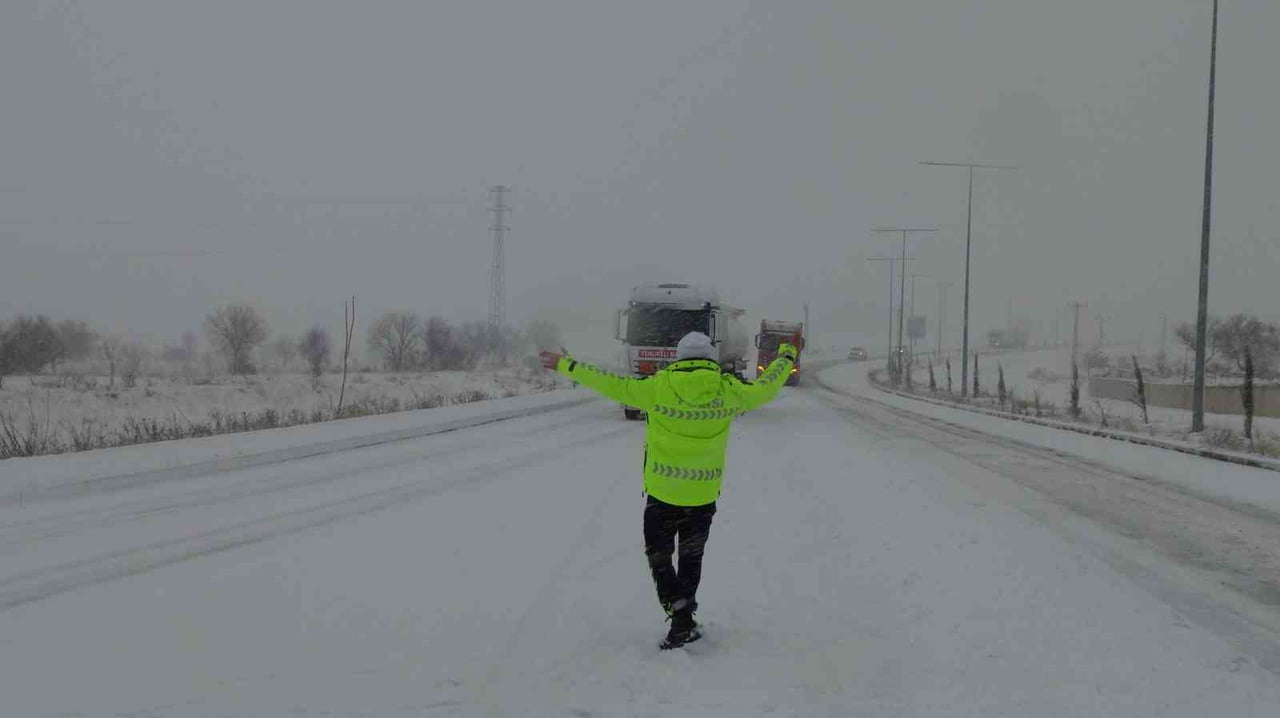BATMAN’IN GERCÜŞ İLÇESİNDE YOĞUN KAR YAĞIŞI VE BUZLANMA NEDENİYLE YOLDA KALAN VATANDAŞLARIN...