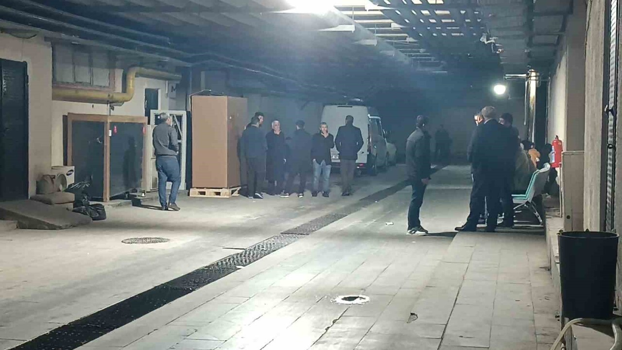 BATMAN’IN MERKEZ HİLAL MAHALLESİ’NDE AKŞAM SAATLERİNDE YAŞANAN AİLE İÇİ ŞİDDET OLAYI MAHALLEDE...