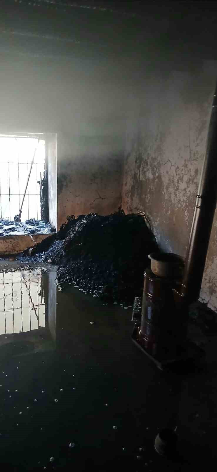 BATMAN’IN SASON İLÇESİNDE, ODUN SOBASINDAN SIÇRAYAN KIVILCIMLAR NEDENİYLE ÇIKAN YANGIN EVİ...