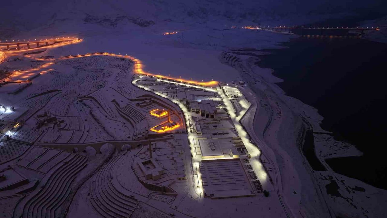 BATMAN’IN TARİHİ İLÇESİ HASANKEYF, KAR YAĞIŞININ ARDINDAN BÜYÜLEYİCİ GÖRÜNTÜLERE SAHNE OLDU. BEYAZ...