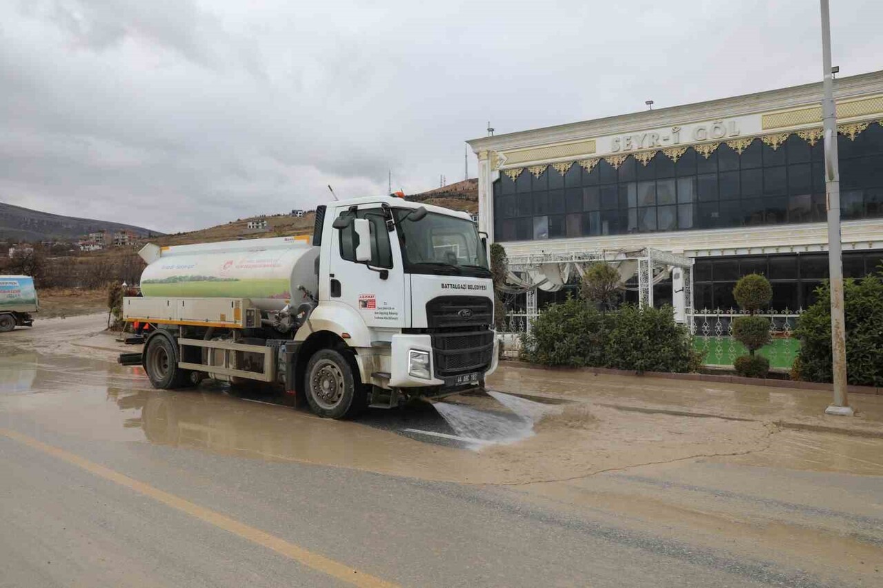 BATTALGAZİ BELEDİYESİ TEMİZLİK İŞLERİ MÜDÜRLÜĞÜ EKİPLERİ, YAĞMUR SONRASI PINARBAŞI GÖLETİ...