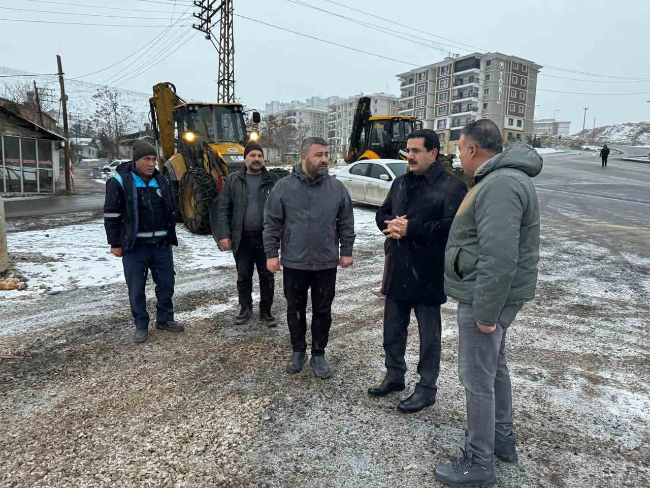 BATTALGAZİ’DE BAŞKAN TAŞKIN EKİPLERLE BİRLİKTE SAHADA