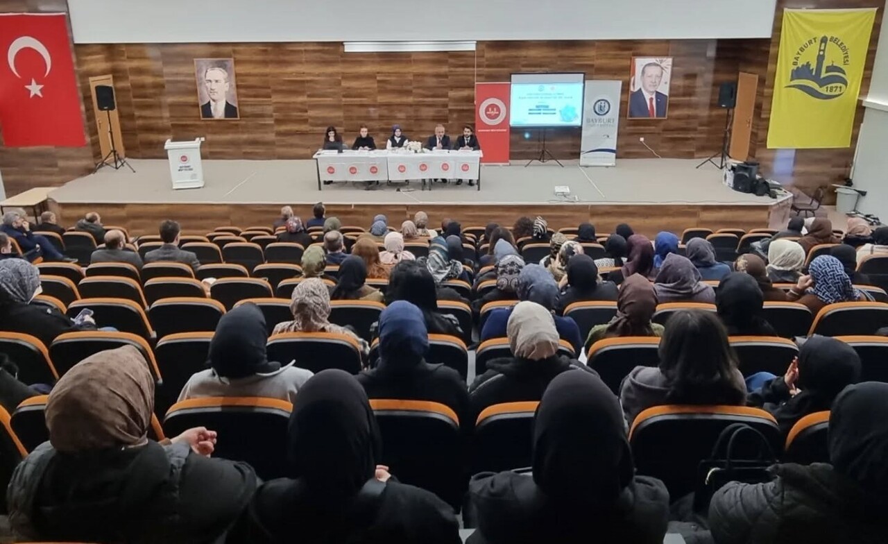 BAYBURT'TA İNSAN HAKLARI VE ŞİDDETSİZ BİR YAŞAM KONULU PANEL DÜZENLENDİ