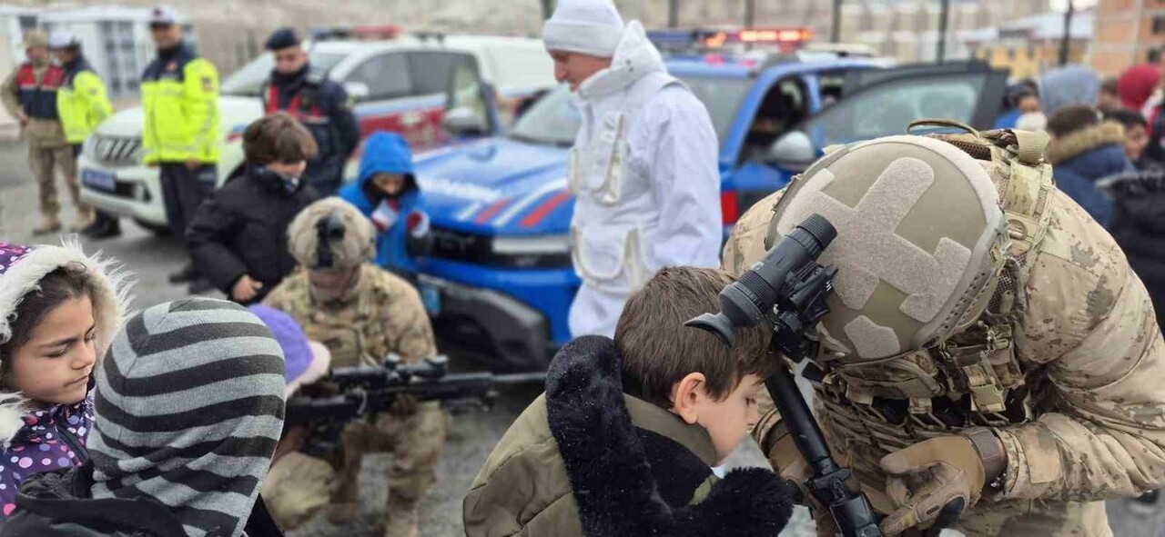 BAYBURT'TA JANDARMANIN KULLANDIĞI YERLİ ARAÇLAR ÖĞRENCİLERE TANITILDI