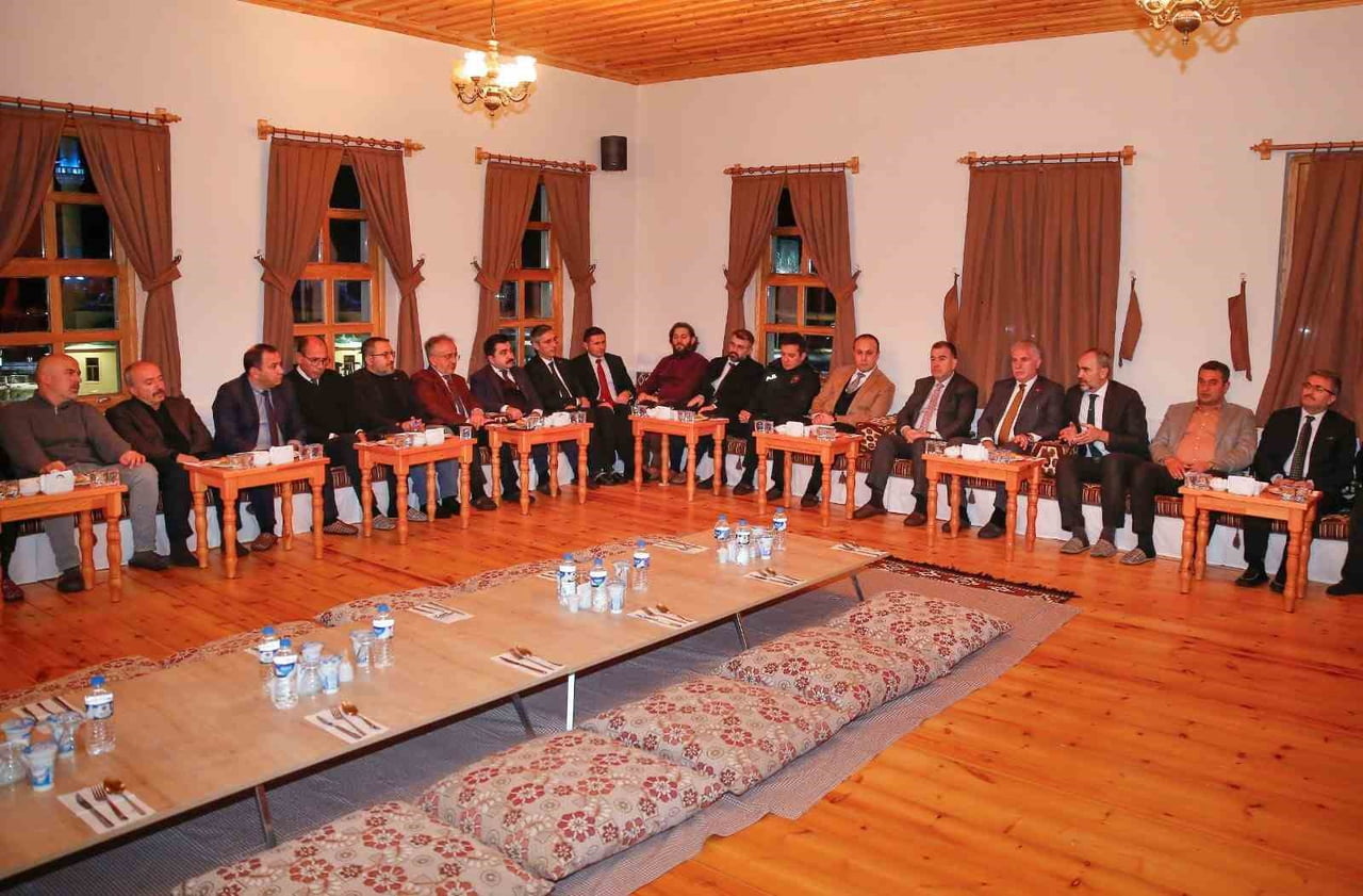 BAYBURT'TA ÜNİVERSİTENİN FAALİYETLERİ DEĞERLENDİRİLDİ