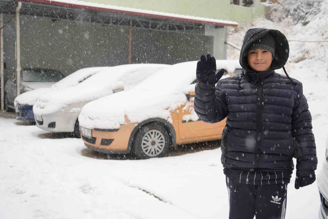 BAYBURT GÜNE KAR YAĞIŞIYLA UYANDI: KENT BEYAZA BÜRÜNDÜ