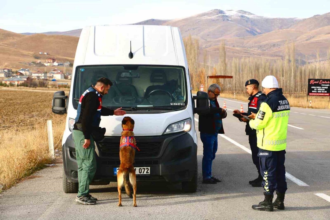 BAYBURT İL JANDARMA KOMUTANLIĞI EKİPLERİ TRAFİK GÜVENLİĞİ DENETİMLERİNİ SÜRDÜRÜYOR