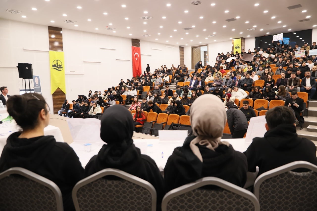 BAYBURT’TA 'LİSELER ARASI MÜNAZARA YARIŞMASI' DEVAM EDİYOR