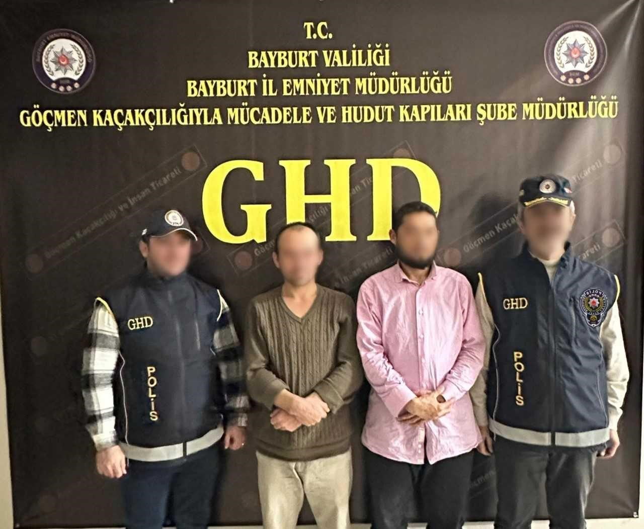 BAYBURT’TA 2 DÜZENSİZ GÖÇMEN İLE 1 GÖÇMEN KAÇAKÇISI YAKALANDI