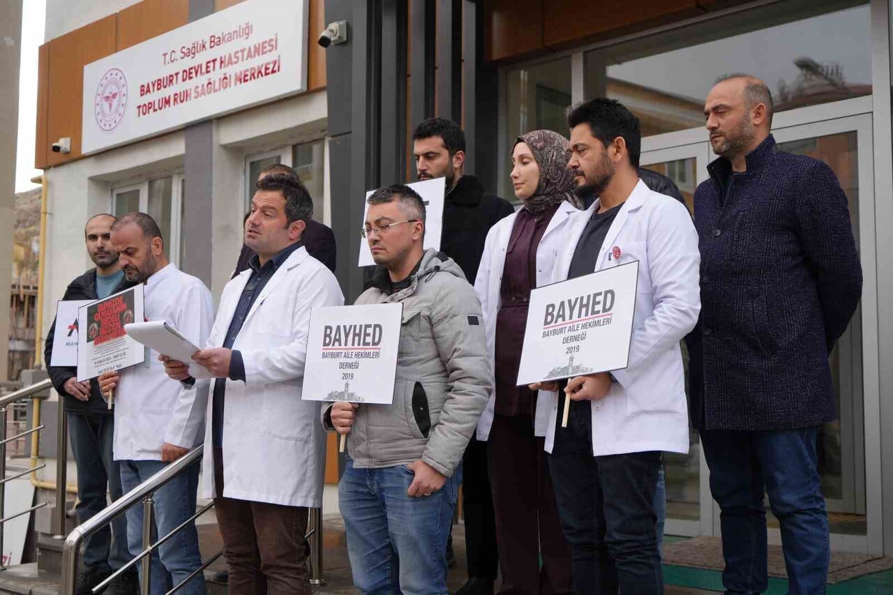 BAYBURT’TA AİLE HEKİMLERİNDEN ÜCRET KESİNTİLERİNE VE İŞ YÜKÜNE TEPKİ