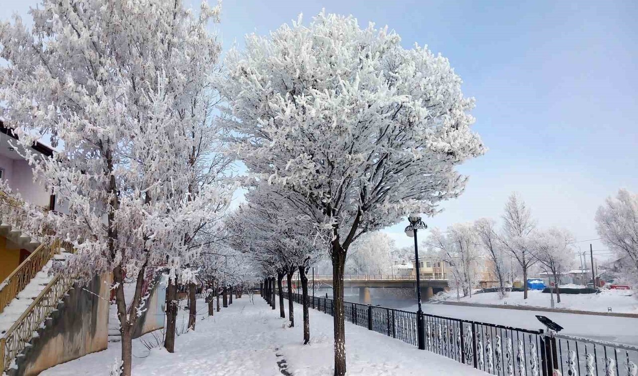 BAYBURT’UN ARPALI BELDESİ GÜNE KAR YAĞIŞIYLA UYANDI