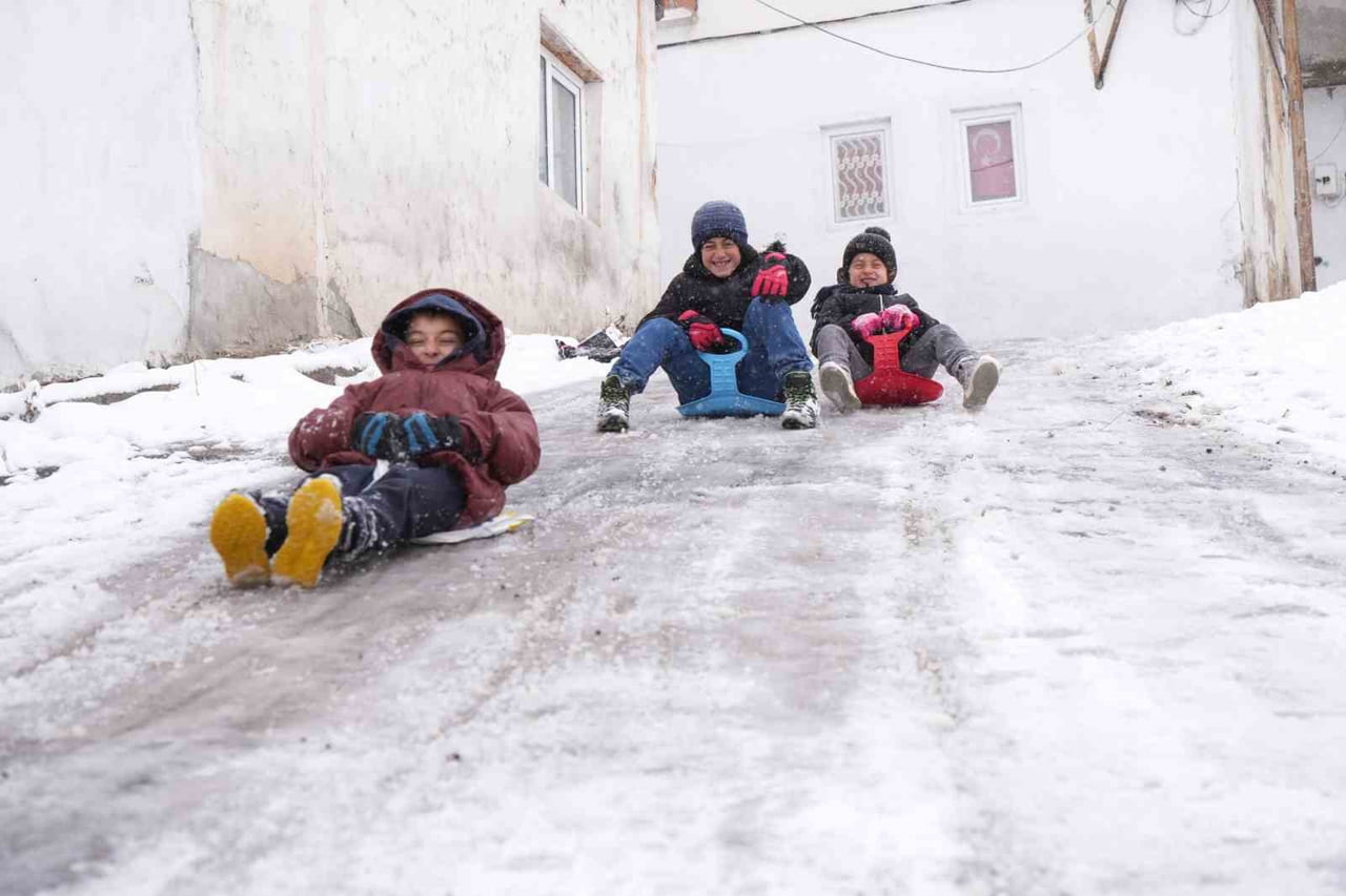 BAYBURT’UN SÜPER ABİLERİ: DİK YOKUŞ PİST OLDU, KARDEŞ SEVGİSİ SOĞUĞU UNUTTURDU