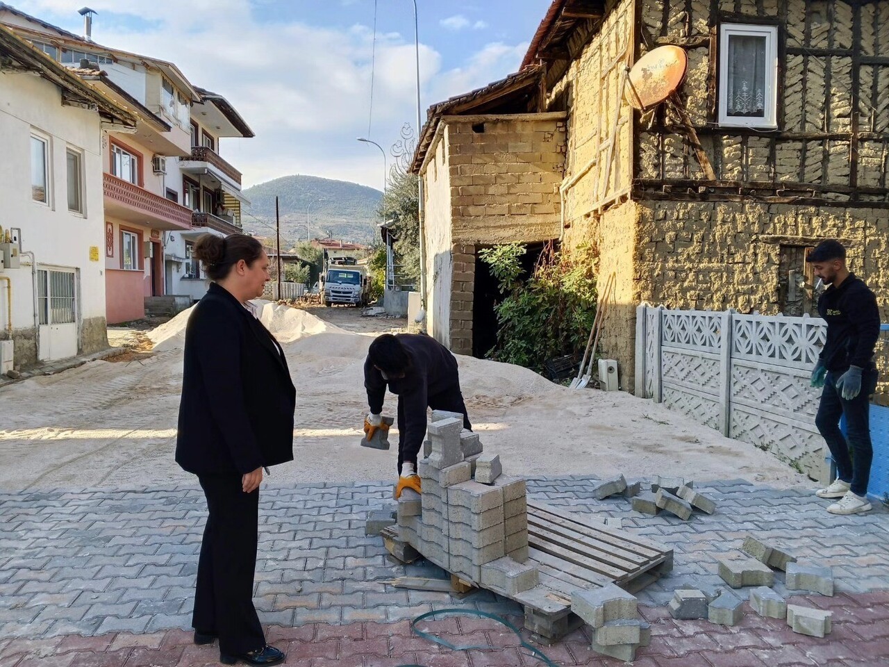 BAYIRKÖY’DE CADDELER YENİLENİYOR