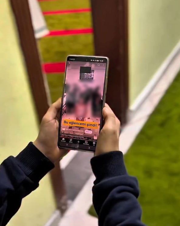 BAZI SOSYAL MEDYA PLATFORMLARINDA LİSE ÇAĞINDAKİ ÖĞRENCİLERİN, NAMAZ İLE ALAY EDEN AKIM VİDEOLARI...