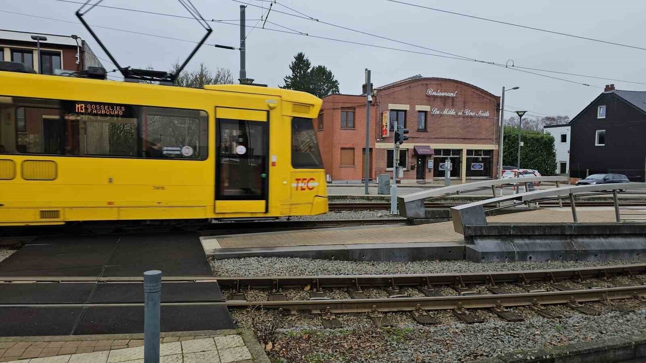 BELÇİKA'NIN CHARLEROİ ŞEHRİNDE AİLE RESTORANI İŞLETEN FASLI BENACHİR BTİSSAM, RESTORANINDA...