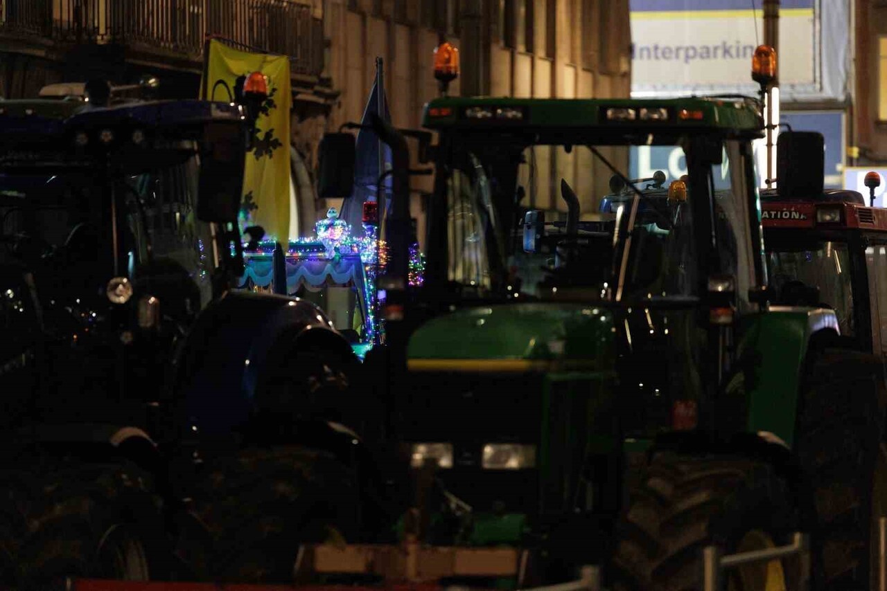 BELÇİKA’NIN BAŞKENTİ BRÜKSEL’DE TRAKTÖRLERİYLE TOPLANMAYA BAŞLAYAN AVRUPALI ÇİFTÇİLER,  AVRUPA...