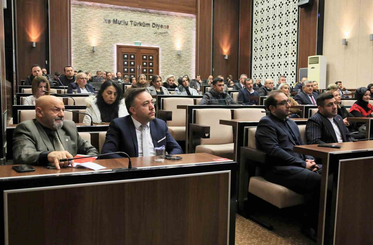 BELEDİYE MECLİS SALONU’NDA GERÇEKLEŞTİRİLEN EĞİTİME, BELEDİYENİN FARKLI BİRİMLERİNDE GÖREV YAPAN...