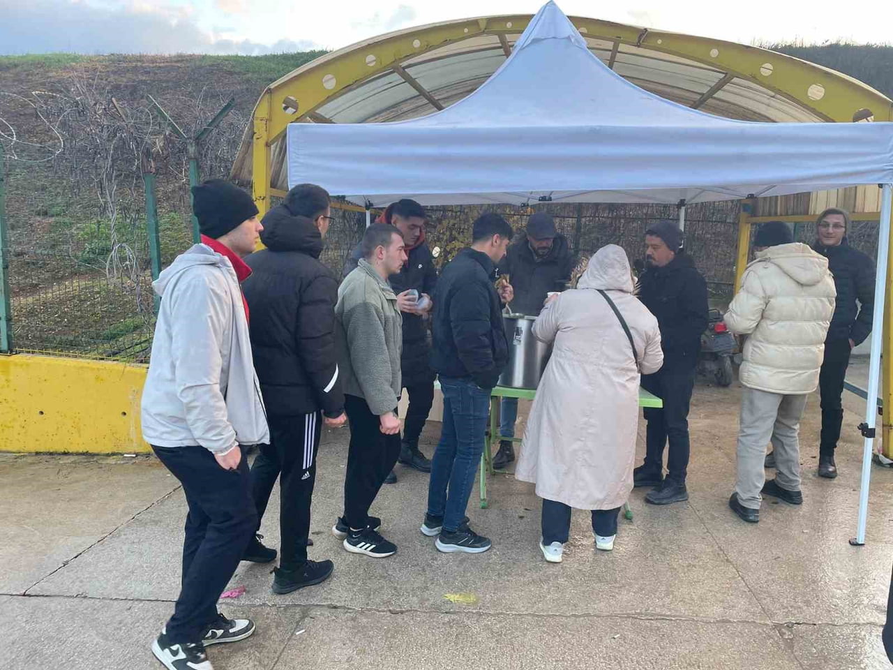 BELEDİYEDEN FABRİKA İŞÇİLERİNE SICAK DESTEK