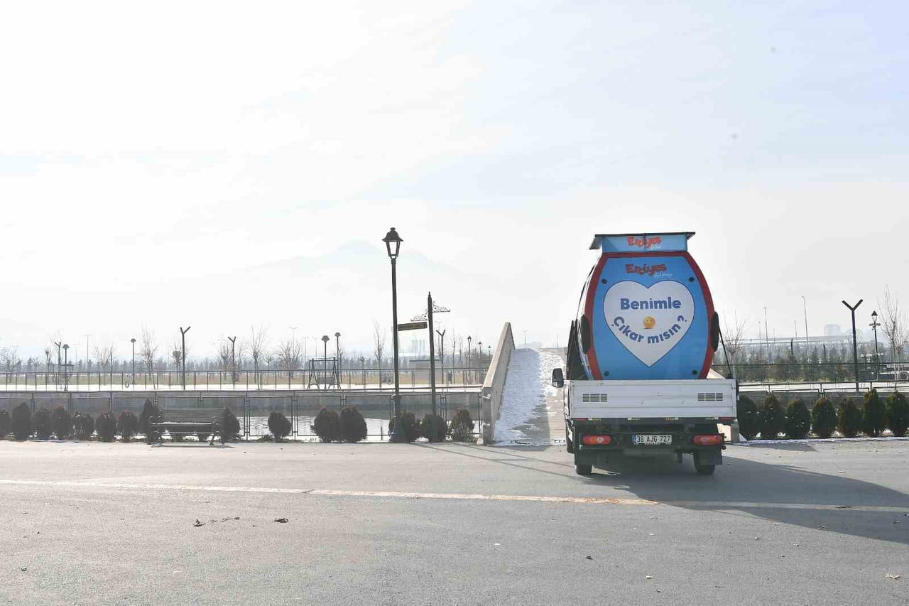 ‘BENİMLE ÇIKAR MISIN?’ YAZLI GONDOLU, ŞEHİR MERKEZİNDEKİ TÜM SOKAKLARDA SERGİLEYEN BÜYÜKŞEHİR...