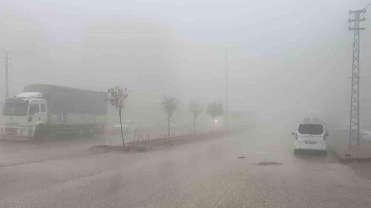 BESNİ'DE YOĞUN SİS ETKİLİ OLDU