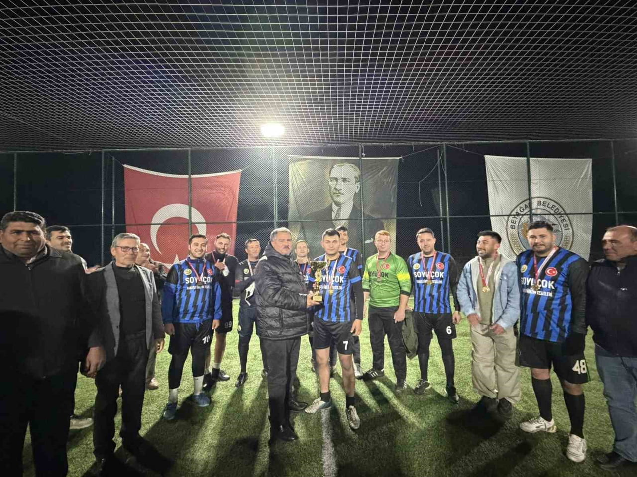 BEYAĞAÇ BELEDİYESİ TARAFINDAN DÜZLENEN  KURUMALAR VE MAHALLER ARASI HALI SAHA FUTBOL TURNUVASININ...