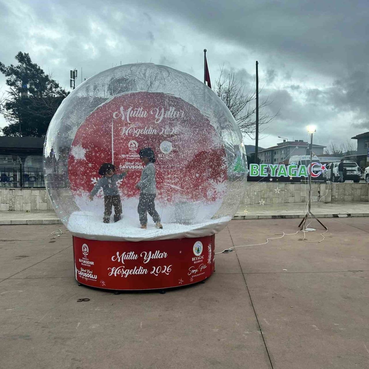 BEYAĞAÇ BELEDİYESİ VATANDAŞLARIN YILBAŞI HATIRALARINI RENKLİ ŞEKİLDE ÖLÜMSÜZLEŞTİRMELERİ İÇİN...