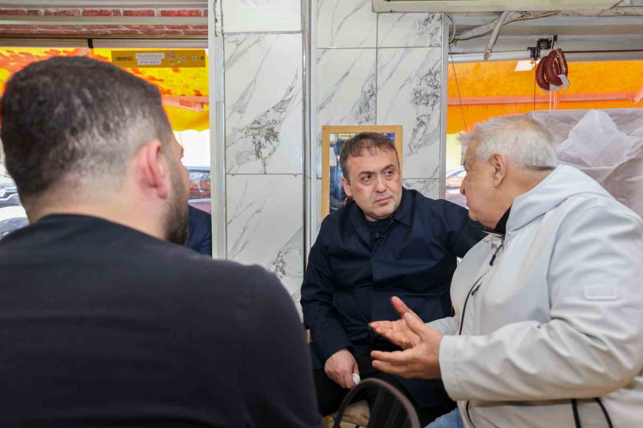 BEYAZLI ŞERAFETTİN YILMAZTÜRK, YANINDAKİ BİZE BAKAN VALİ