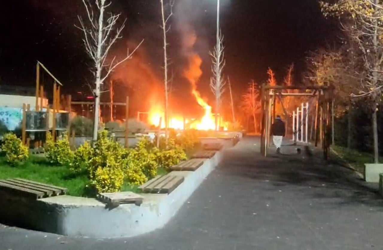 BEYLİKDÜZÜ'NDE KİMLİĞİ BELİRSİZ BİR ŞAHIS TARAFINDAN ATEŞ YAKILAN ÇOCUK PARKINDA YANGIN ÇIKTI....