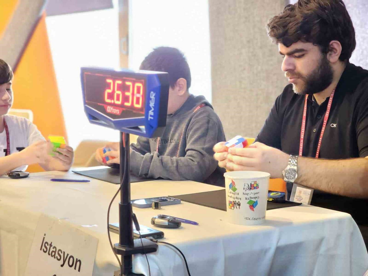 BEYOĞLU'NDA İLK KEZ DÜZENLENEN RUBİK KÜP TURNUVASI, FARKLI YAŞ GRUPLARINDAN KATILIMCILARI BİR...
