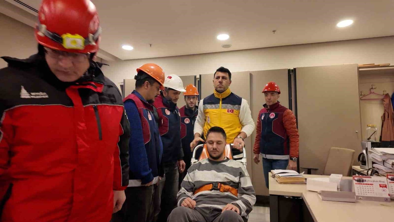 BEYOĞLU'NDA TARİHİ 6. DAİRE'DE DEPREM TATBİKATI YAPILDI