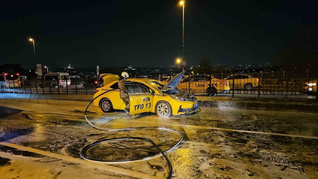 BEYOĞLU’NDA SEYİR HALİNDEKİ TİCARİ TAKSİNİN MOTORU YANDI