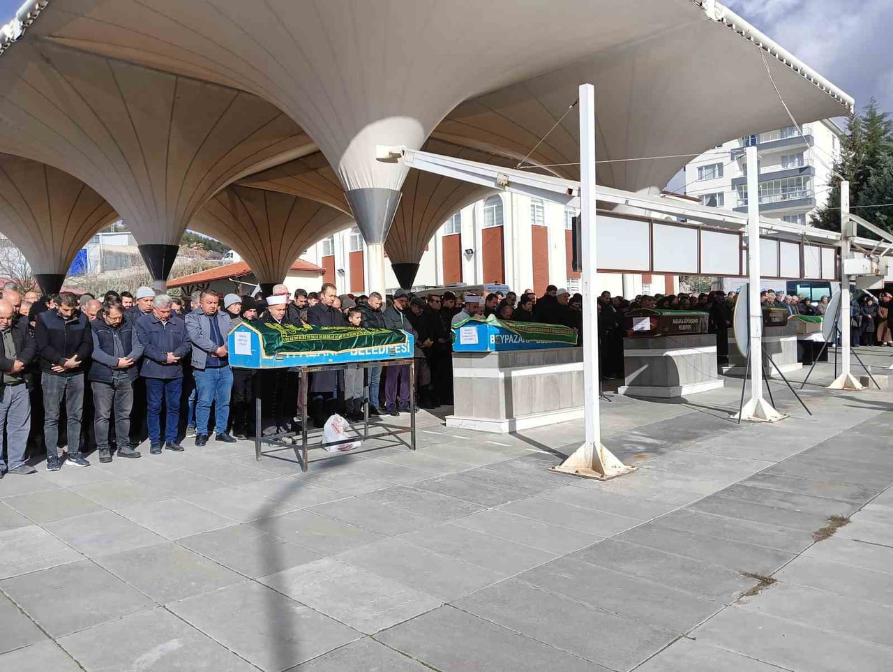 BEYPAZARI'NDA KONTROLDEN ÇIKAN OTOMOBİLİN ŞARAMPOLE DEVRİLMESİ SONUCU MEYDANA GELEN KAZADA...