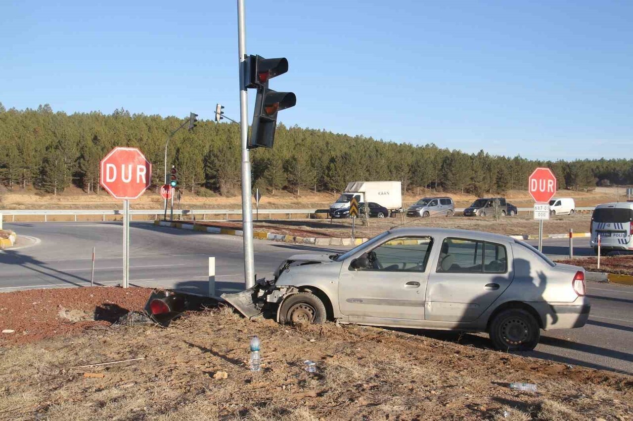 BEYŞEHİR İLÇESİNDE OTOMOBİLİN TRAFİK IŞIĞI DİREĞİNE ÇARPMASI SONUCU 2 KİŞİ...