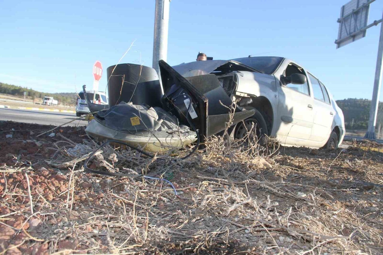 BEYŞEHİR İLÇESİNDE OTOMOBİLİN TRAFİK IŞIĞI DİREĞİNE ÇARPMASI SONUCU 2 KİŞİ...