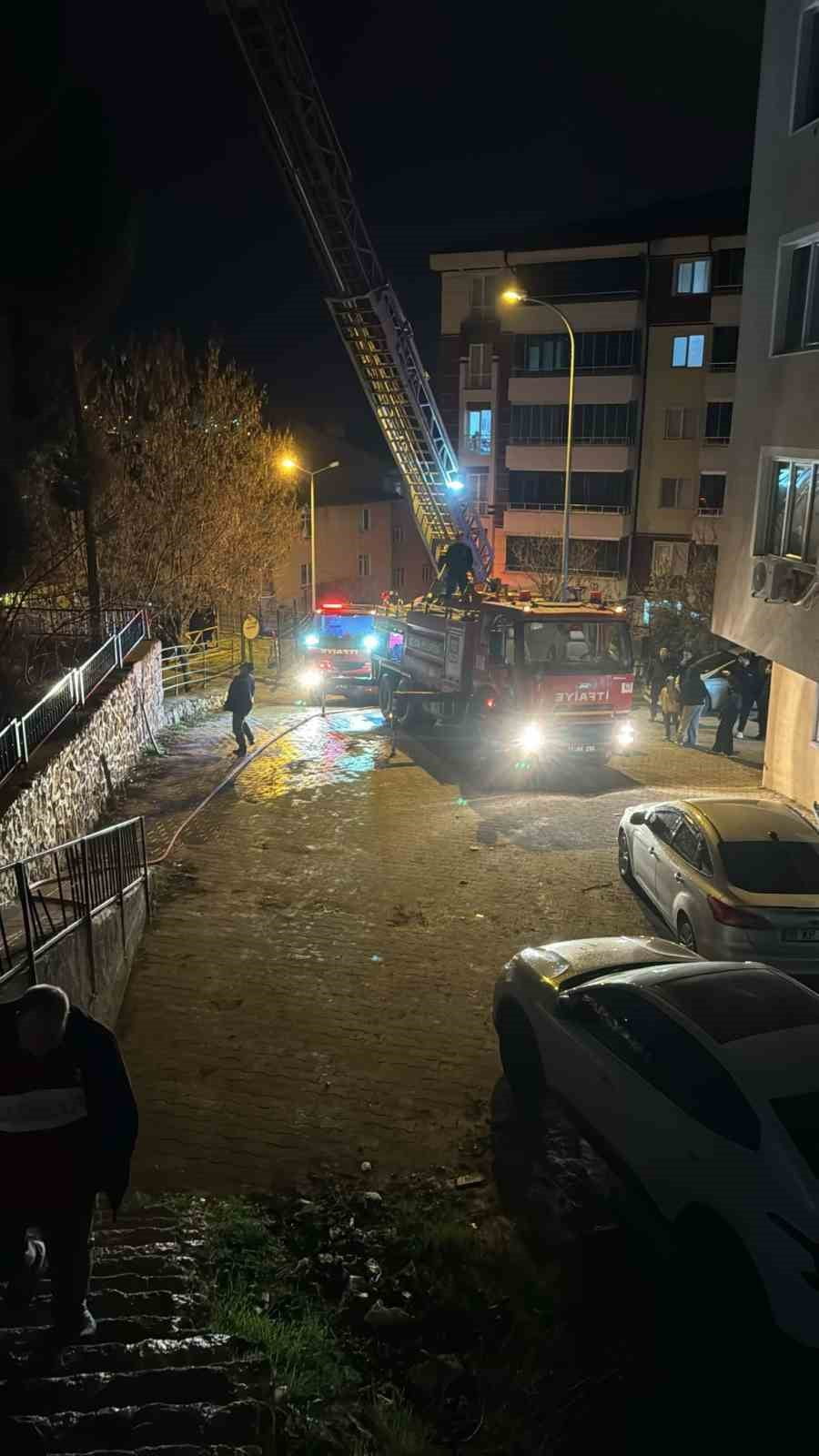 BİLECİK'TE 7 KATLI BİNANIN 6'NCI KATINDA ÇIKAN YANGININ SÖNDÜRÜLMESİ İÇİN İTFAİYE EKİPLERİNİN...