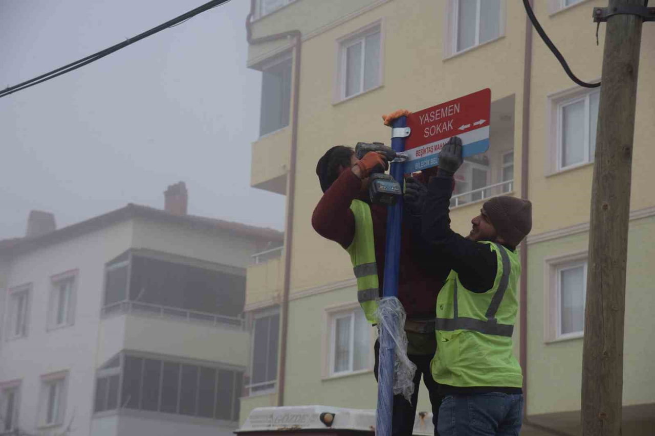 BİLECİK'TE CADDE VE SOKAK İSİMLERİNİN OLDUĞU TABELALAR YENİLENİYOR