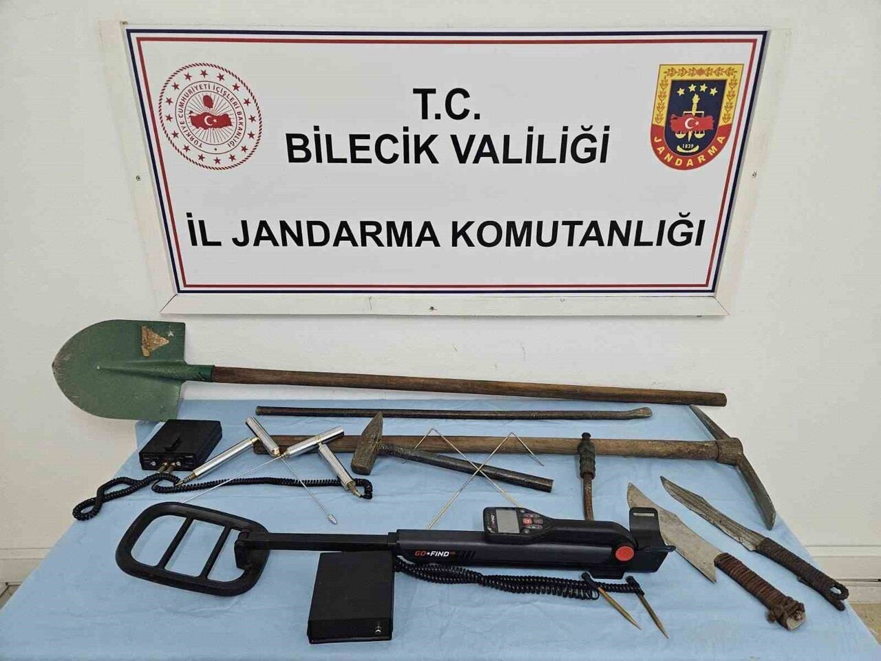 BİLECİK'TE DEFİNE AVCILARI SUÇÜSTÜ YAKALANDI