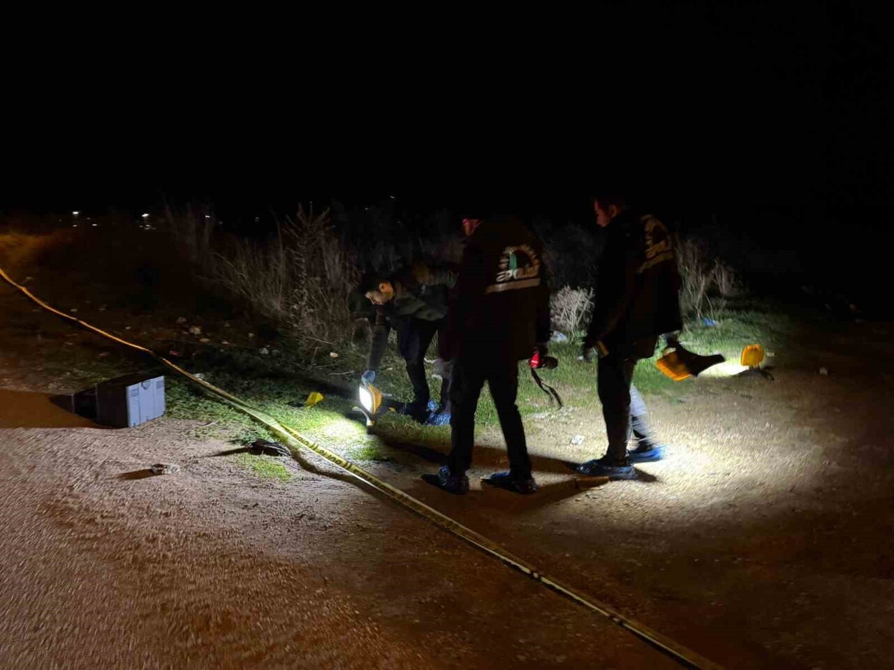 BİLECİK'TE KARNINDA KESİCİ ALET YARASI OLAN BİR ERKEK ŞAHIS YOL KENARINDA ÖLÜ HALDE BULUNDU. POLİS...