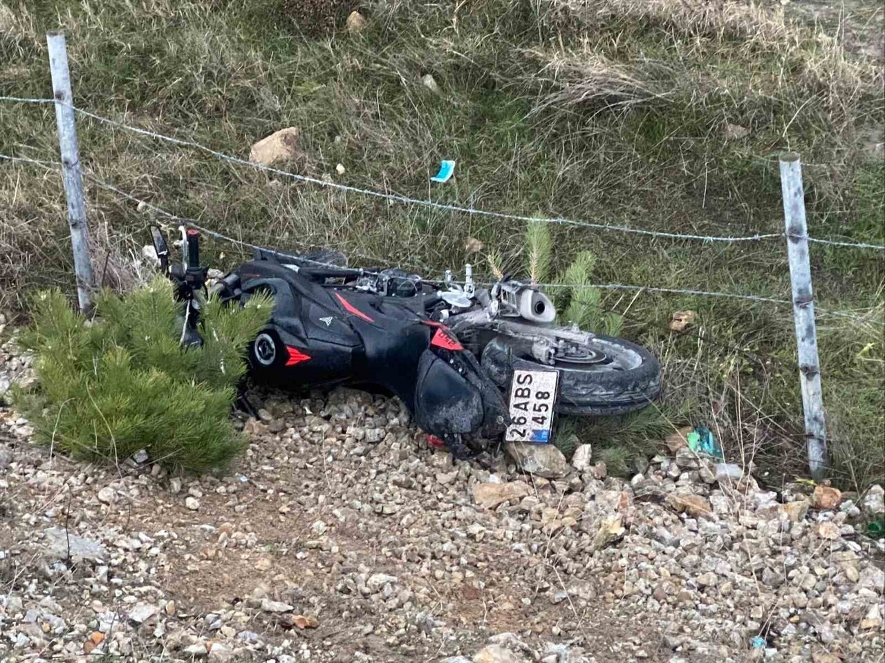 BİLECİK'TE KONTROLDEN ÇIKAN MOTOSİKLET REFÜJE ÇARPARAK, KÖPRÜDEN AŞAĞI UÇTU