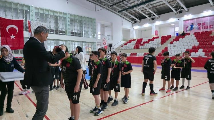 BİLECİK'TE KÜÇÜK ERKEKLER VOLEYBOL MÜSABAKALARI TAMAMLANDI