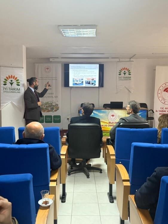 BİLECİK'TE ÜRETİCİLERE MARULDA İYİ TARIM UYGULAMALARI EĞİTİMİ